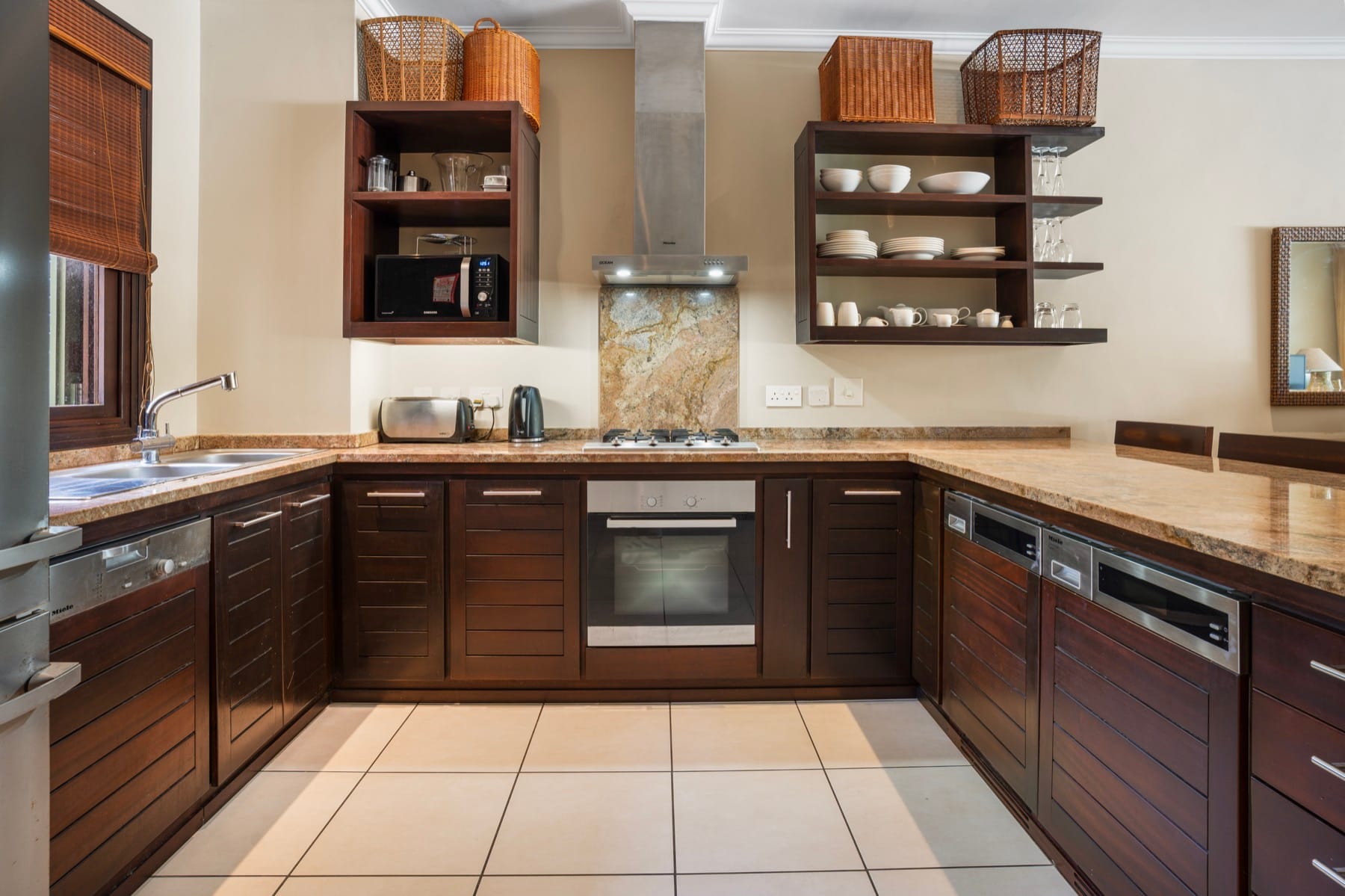P119A14_kitchen.jpg