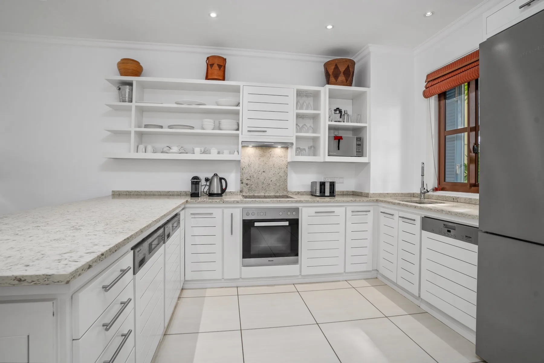 P230A13_kitchen.jpg