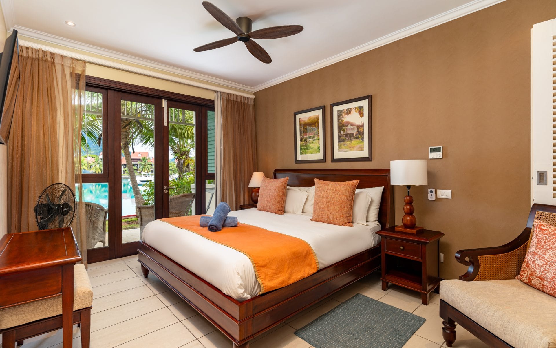 P136A5_bedroom.jpg