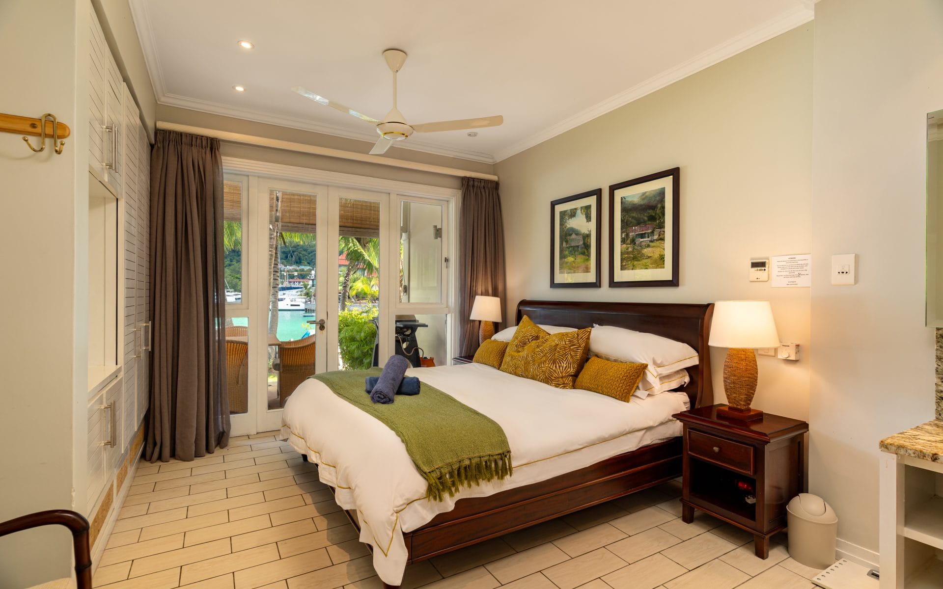 P13A04_bedroom.jpg