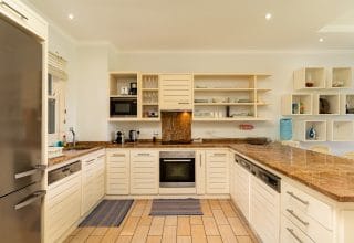 P146A13_kitchen.jpg
