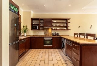 P25A13_kitchen.jpg