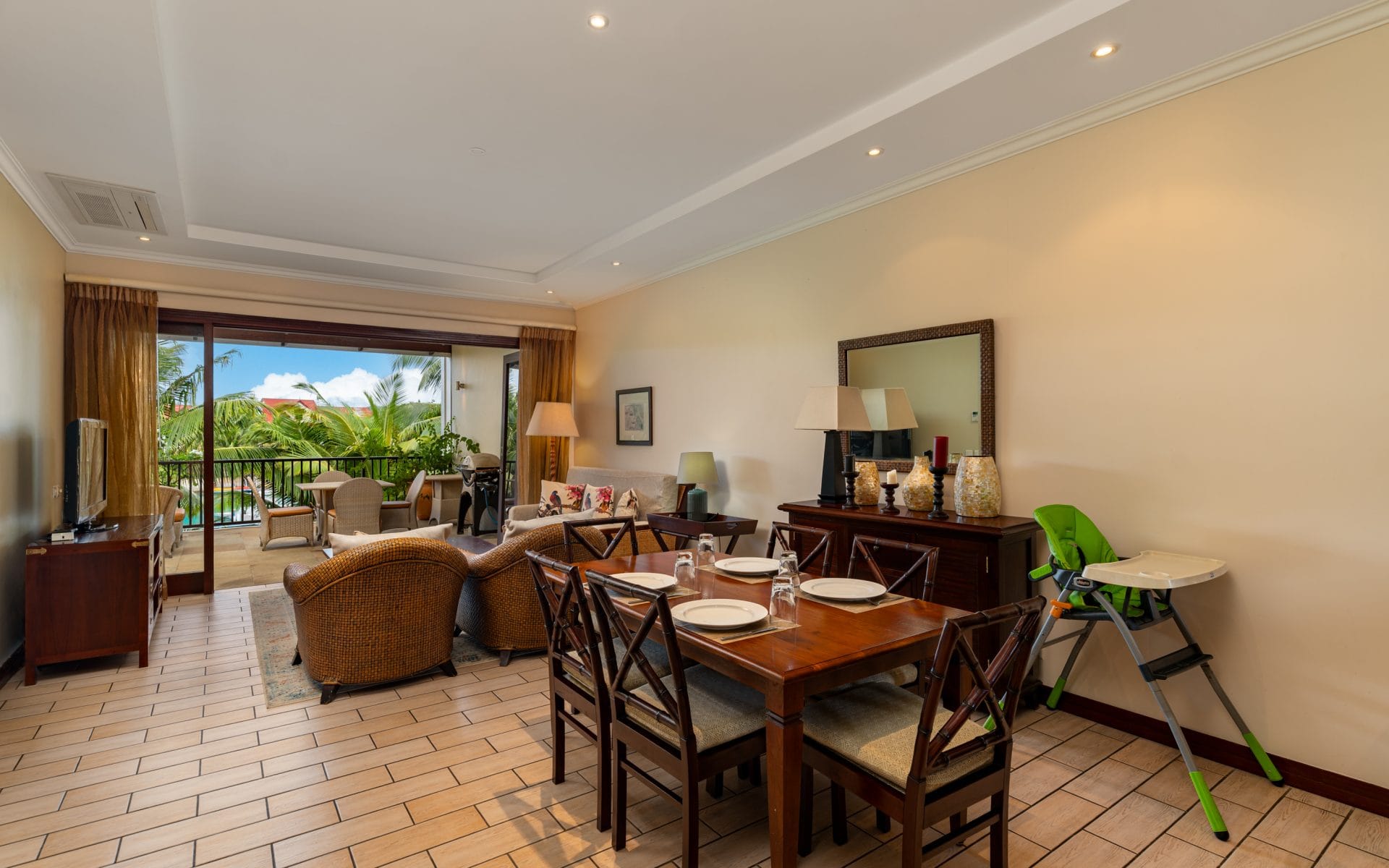 P70A12_dining-room.jpg