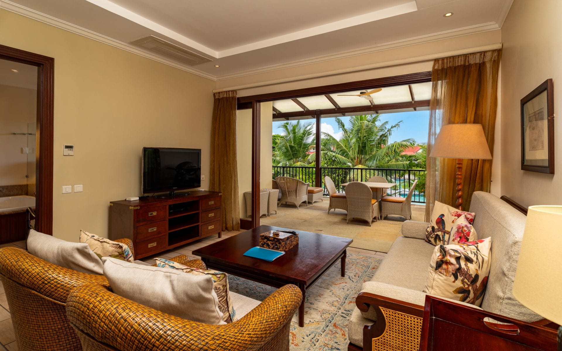 P70A12_living-room.jpg