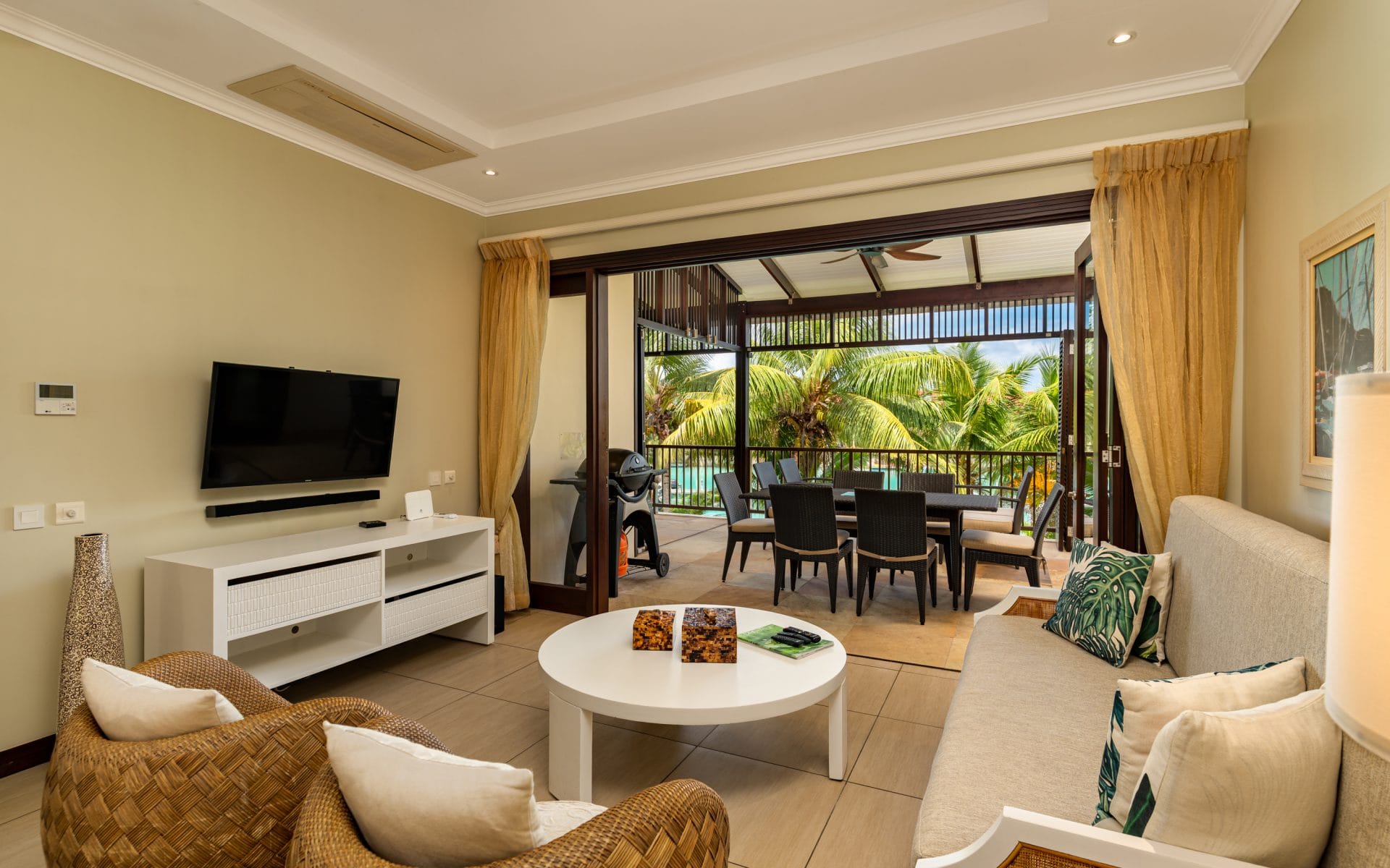 P70A14_living-room.jpg