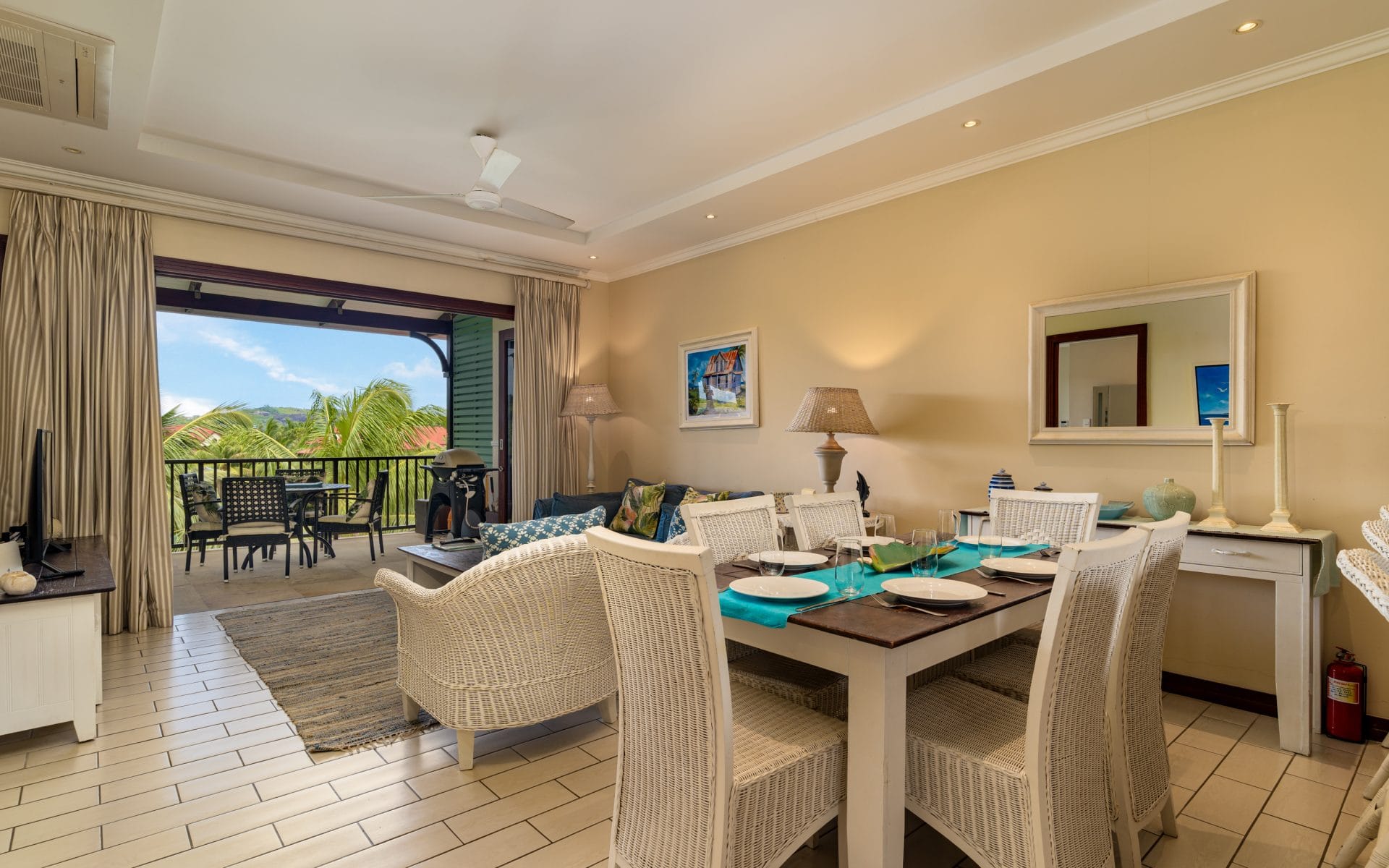 P70A23_dining-room.jpg