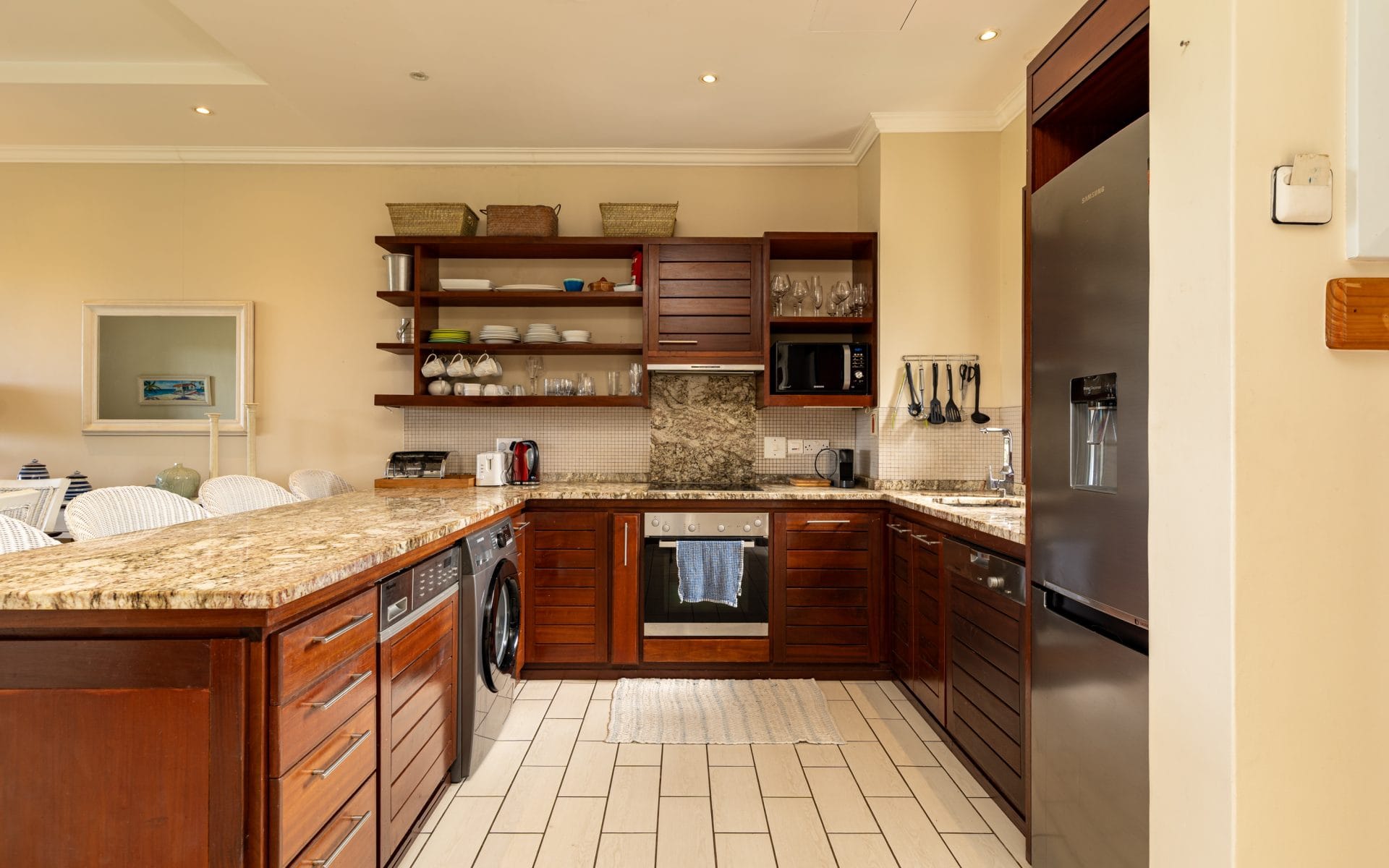 P70A23_kitchen.jpg