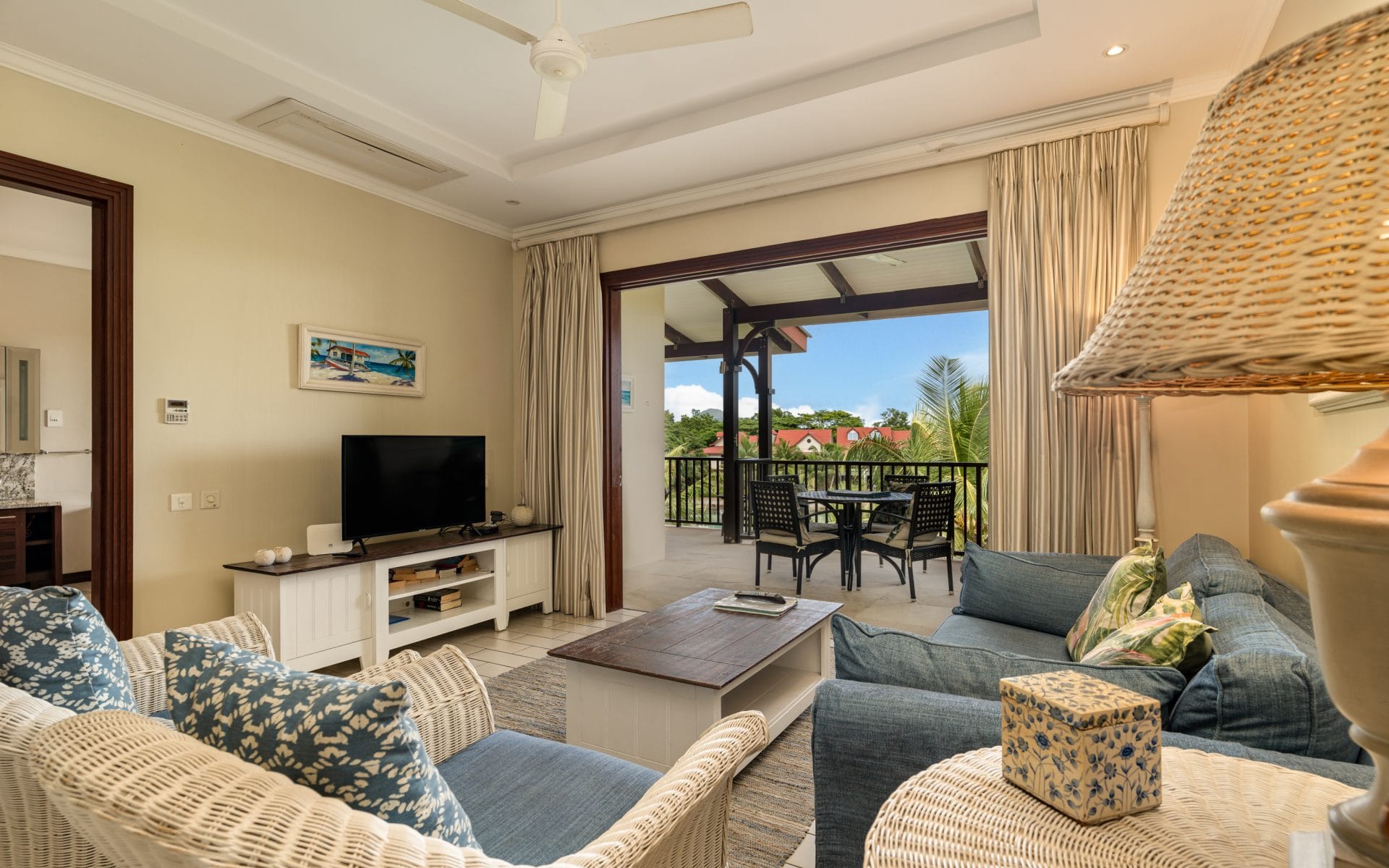 P70A23_living-room.jpg