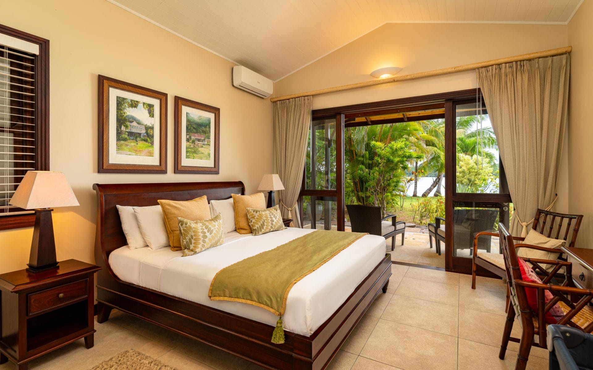 V120_bedroom.jpg