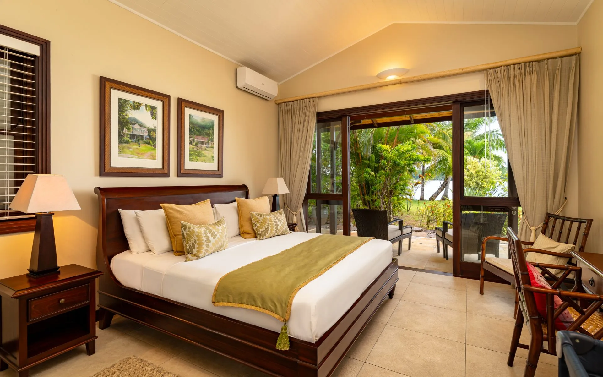 V120_bedroom.jpg