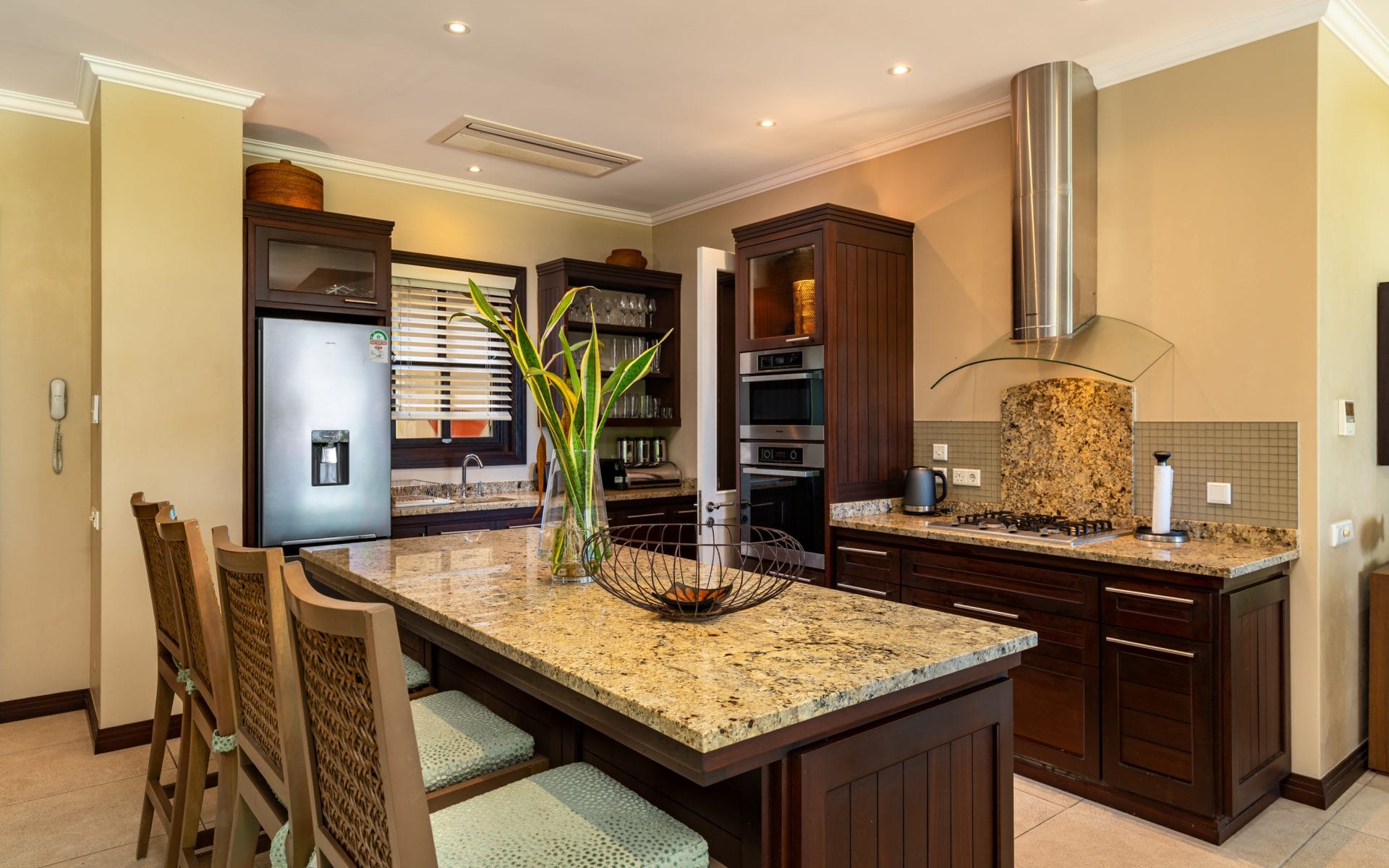 V89_kitchen.jpg
