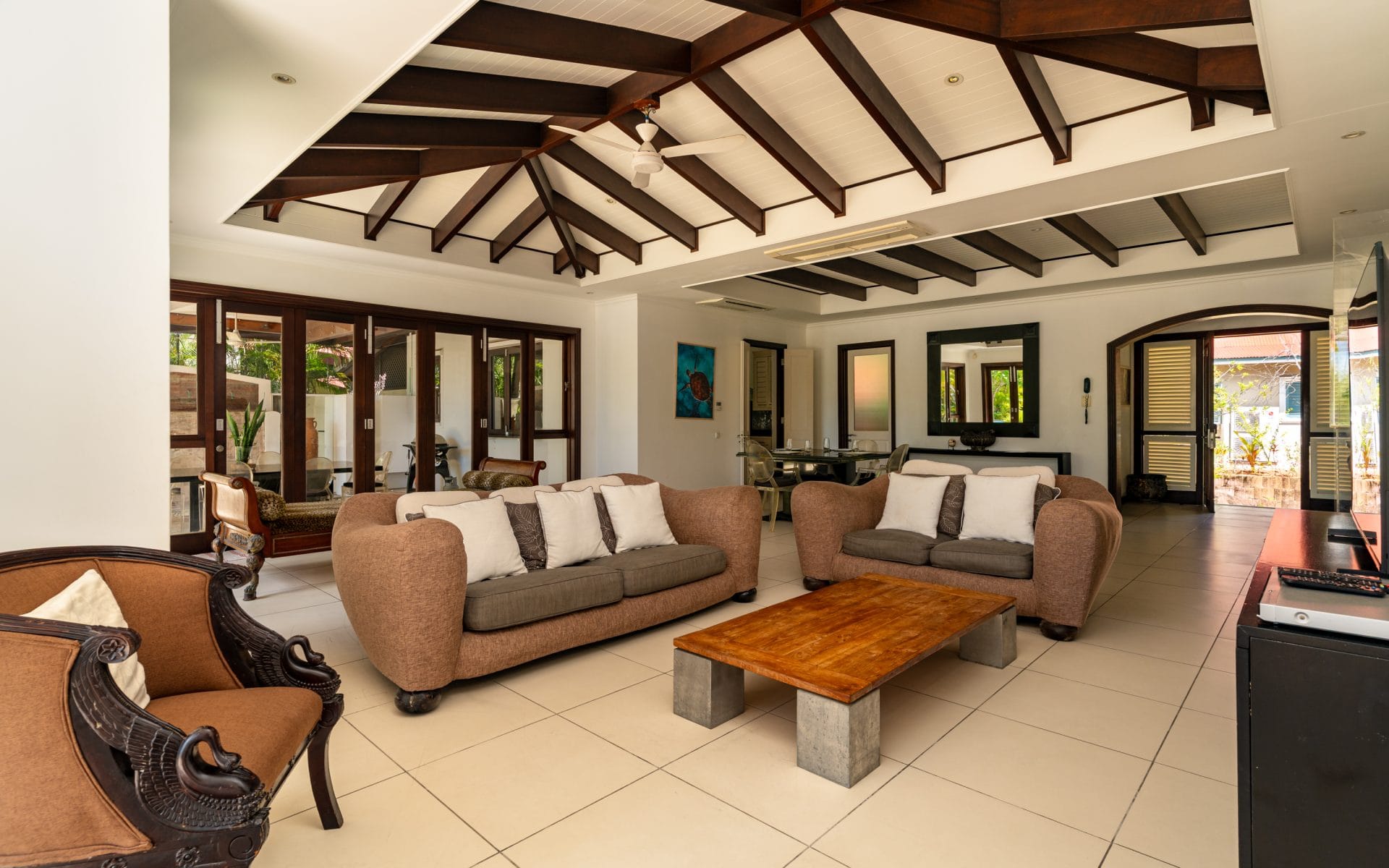 V235_living-room.jpg