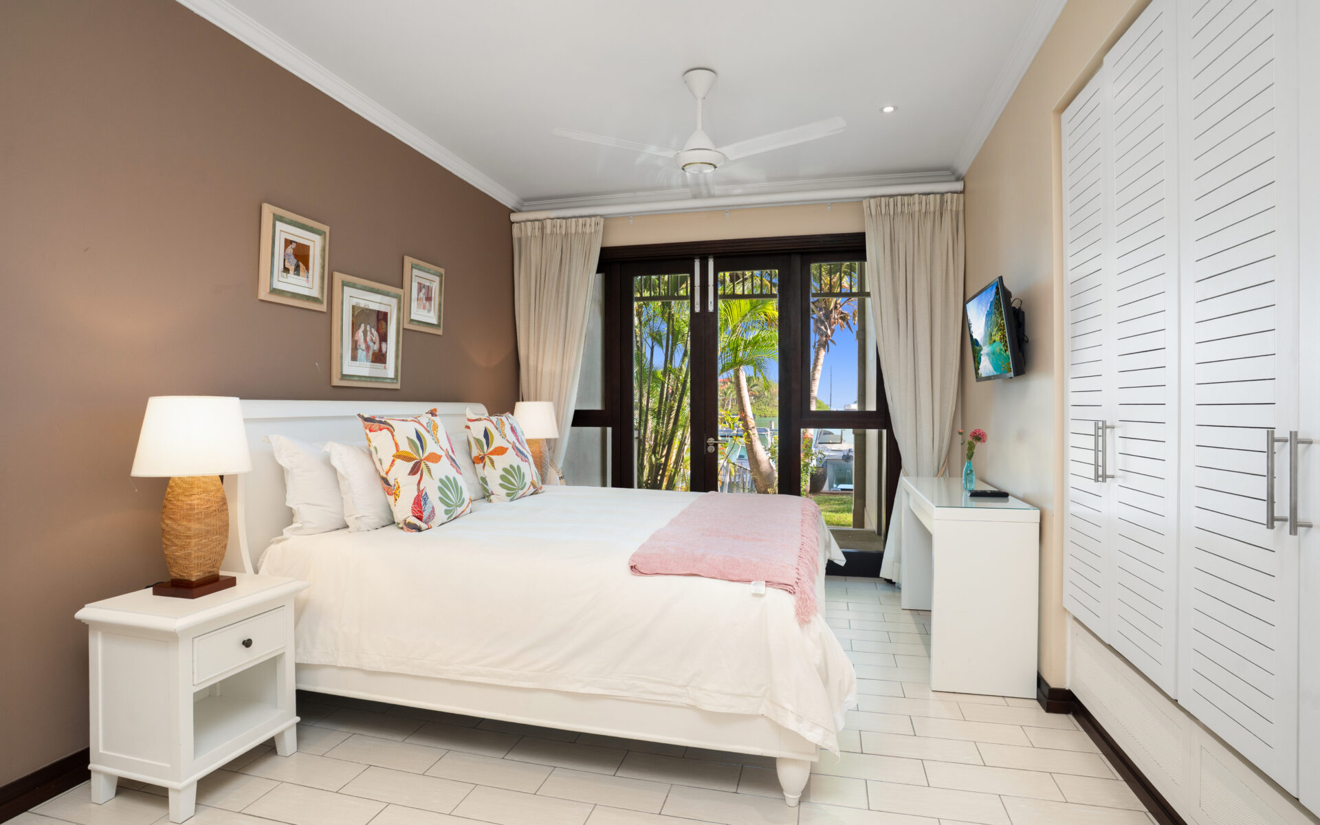 P147A6_bedroom.jpg
