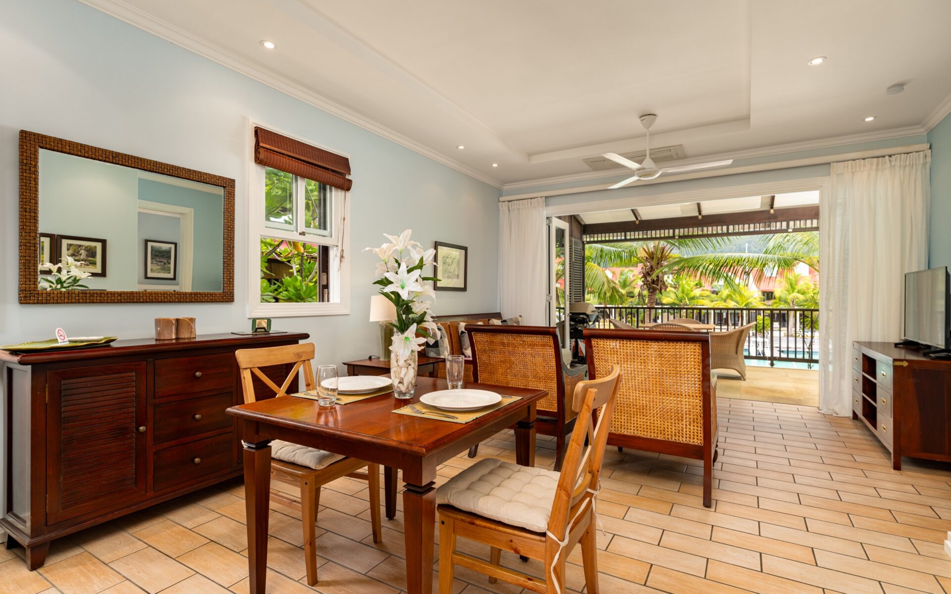 P11A16_dining-room.jpg