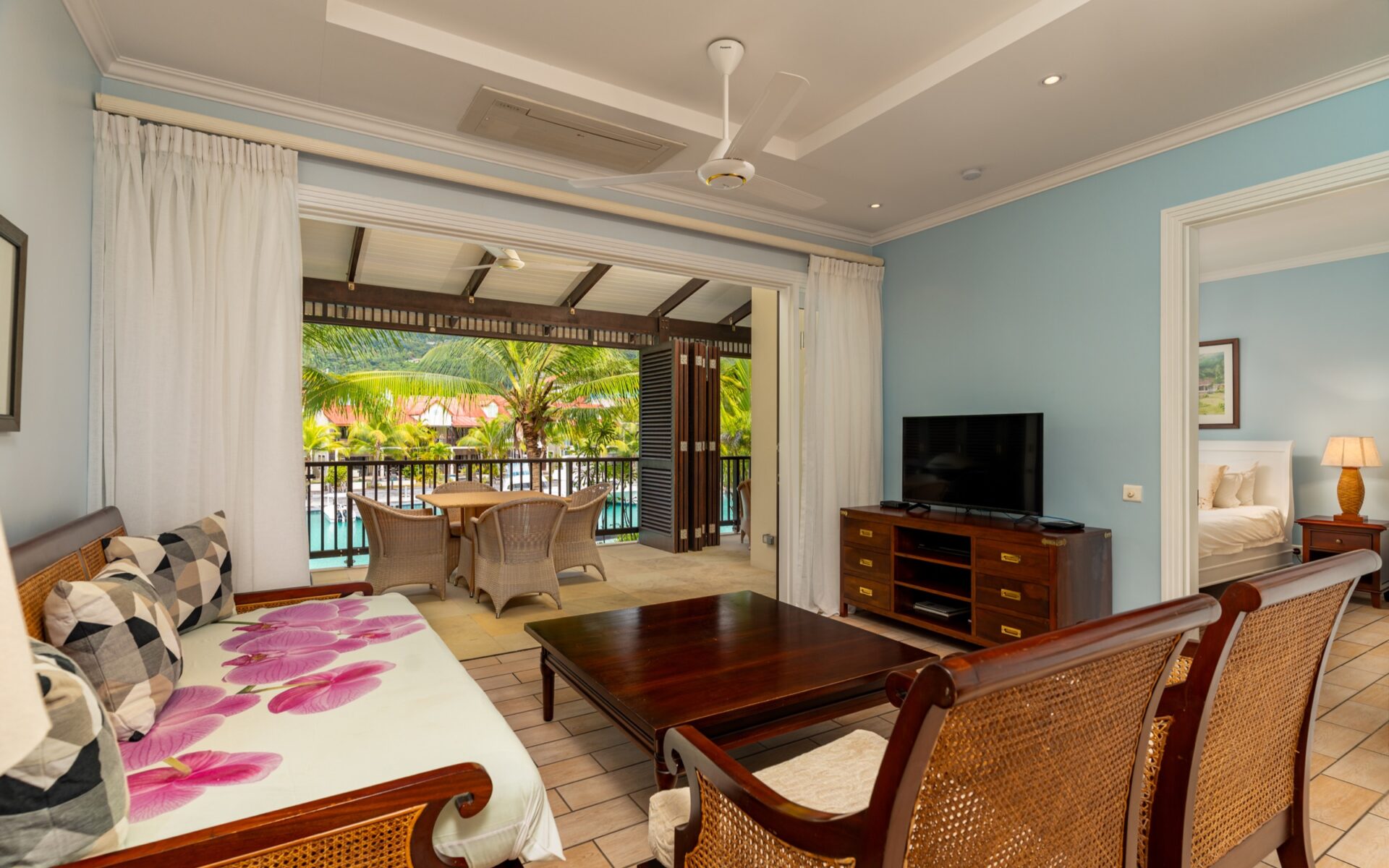 P11A16_living-room.jpg