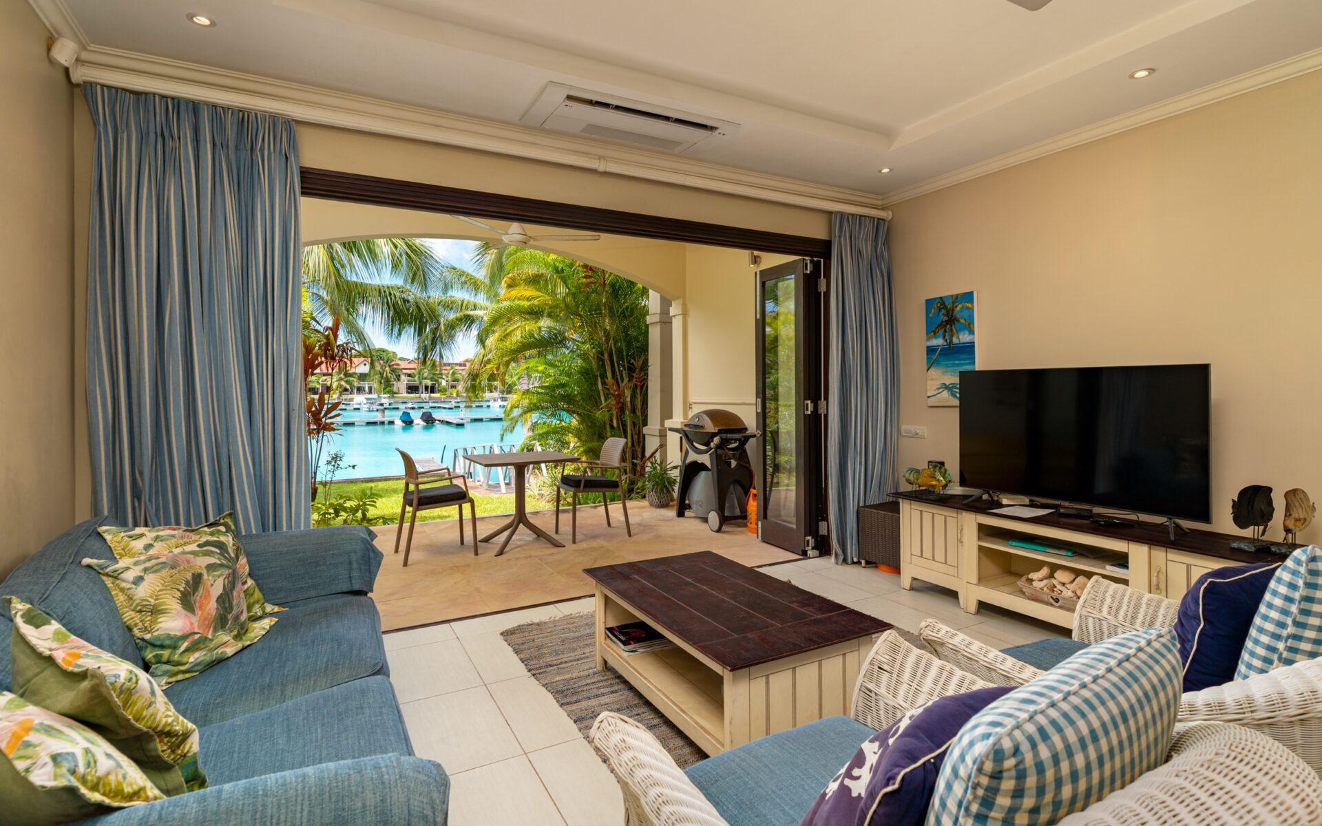P148A4_living-room.jpg