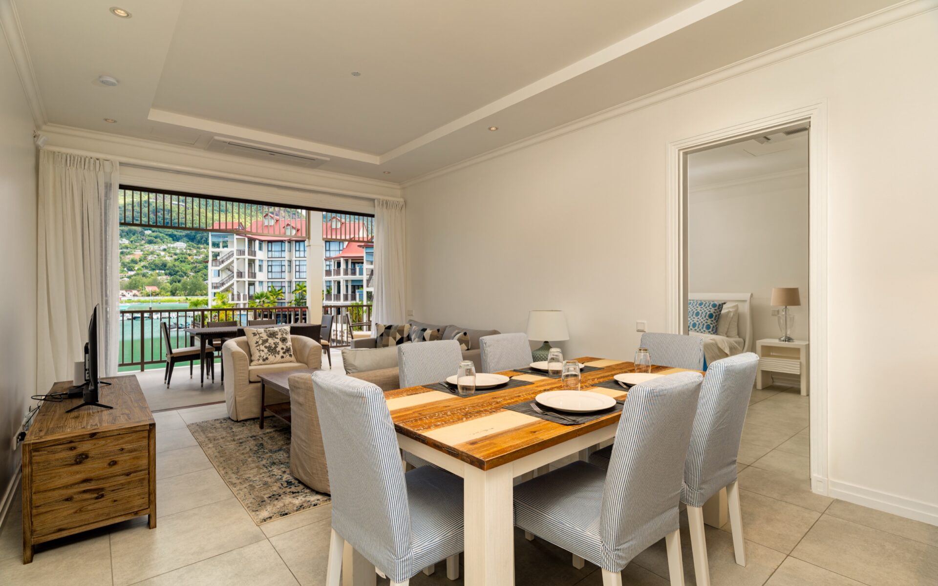 P256A13_dining-room.jpg