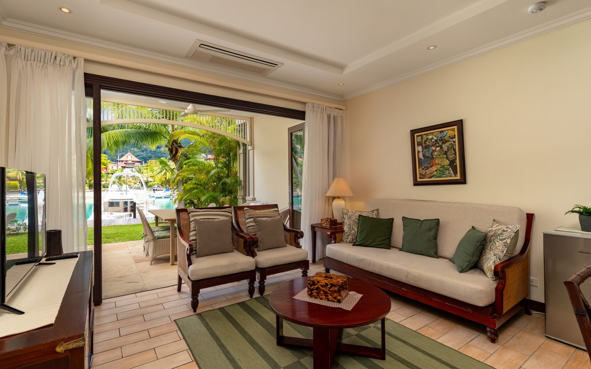 P17A03_living-room.jpg